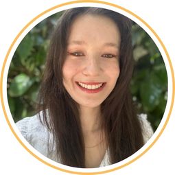 atölye koordinatörü Özge'nin gülen portresi