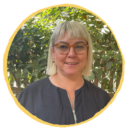 Ofis koordinatörü Hülya'nın gülen portresi