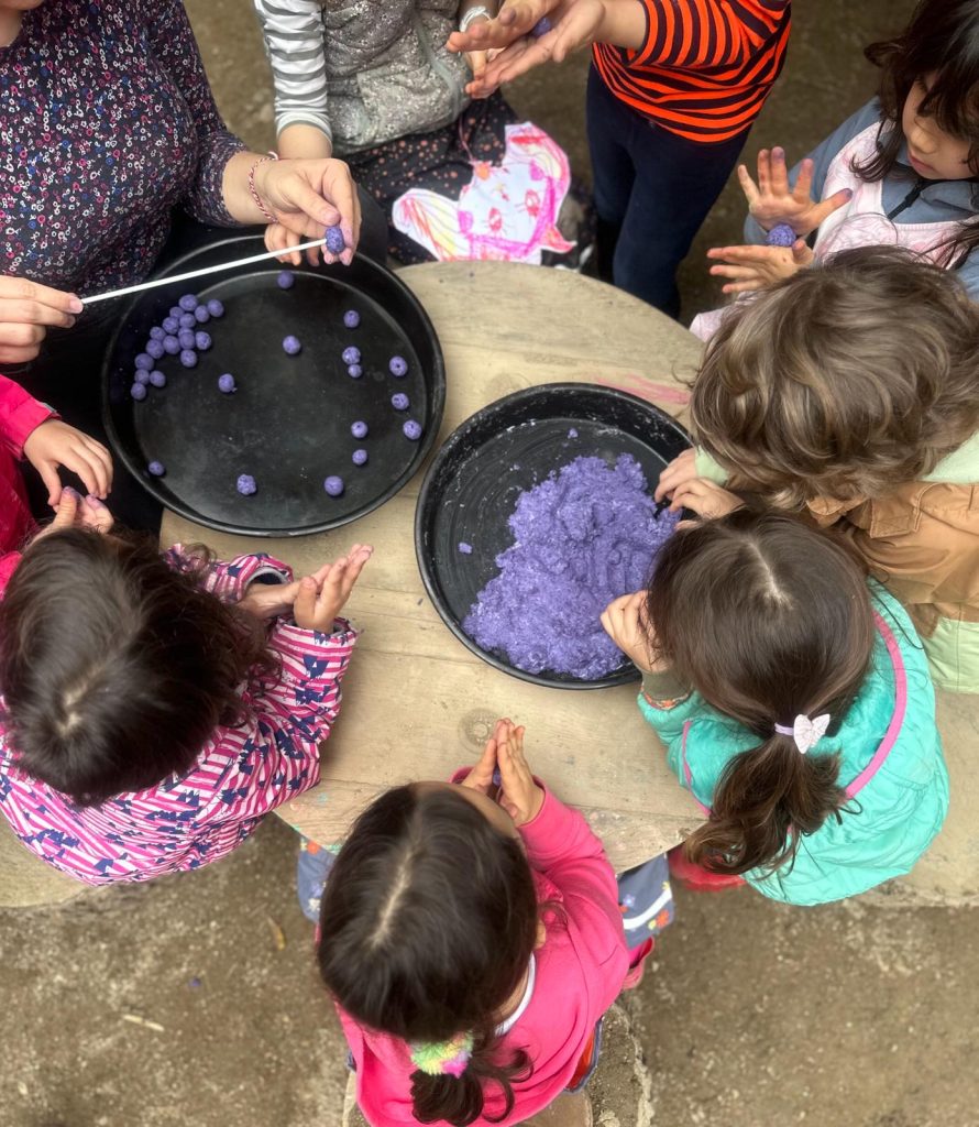 mor toplar yapan oyun grubu çocukları