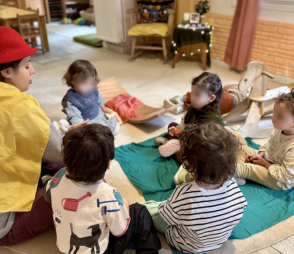 oyun grubu çemberinde çocuklar ve bir yetişkin