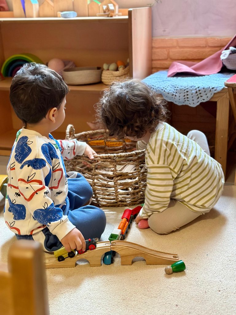 trenle oynayan oyun grubu çocukları