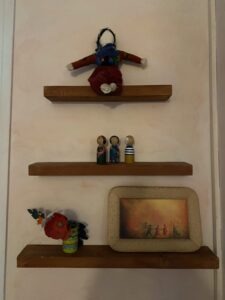 waldorf oyuncakları rafı